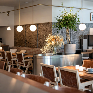 Estructura robusta de barra curva para cafetería moderna; diseño ecológico con encimera de madera y estantes integrados - Product Image 2