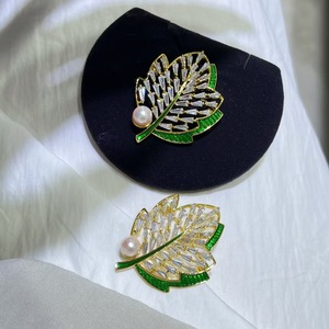 Broche de Perla de Mar con Hoja de Arce Otoñal, Joyería de Lujo Akoya con Pulsera de Flores en el Pecho, Broches con Patrón Numérico - Product Image 3