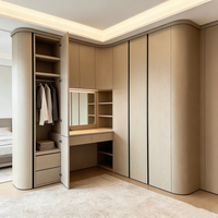 Armoire penderie moderne personnalisée en MDF sans poignées, avec plusieurs zones de suspension et design autoportant