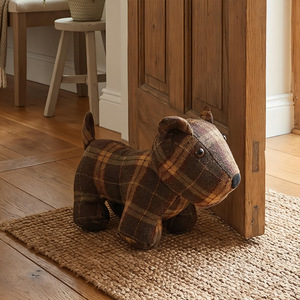 Tope de puerta decorativo con forma de animal 3D de cachorro, de tela a cuadros marrón, para montaje en suelo y protección - Product Image 3