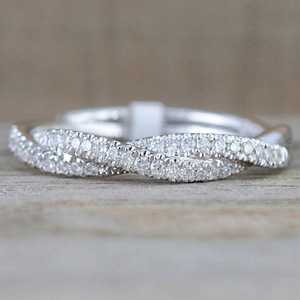 Anello da Donna con Corda Intrecciata e Micro Pavé di Zirconi, Semplice e alla Moda, Impilabile, Versatile, Gioiello da Dito, Regalo - Product Image 1