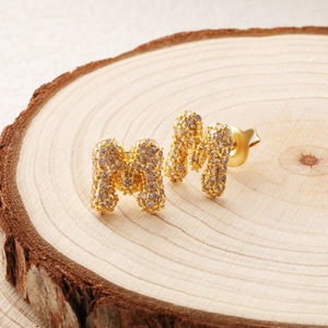 Boucles <span class=keywords><strong>d</strong></span>'oreilles en laiton à la mode pour femmes de luxe à vente chaude cuivre plaqué or 26 Alphabet anglais Niche Zircon incrusté transfrontalier - Product Image 1
