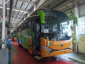 Nouvel autocar 65 places populaire en Afrique <span class=keywords><strong>Bus</strong></span> touristique de luxe avec toilettes et réfrigérateur - Product Image 2