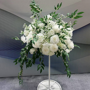 Arrangement floral artificiel de roses blanches et de gypsophile, idéal pour la décoration de mariage - Product Image 2