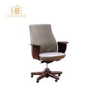 Chaise de bureau de direction pivotante haut de gamme en cuir à dossier haut, réglable en hauteur, pour bureau moderne et luxueux