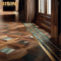 Hall d'entrée de villa de style italien somptueux, marbre vert incrusté de rayures de cuivre, parquet en marbre veiné, sol en bois.