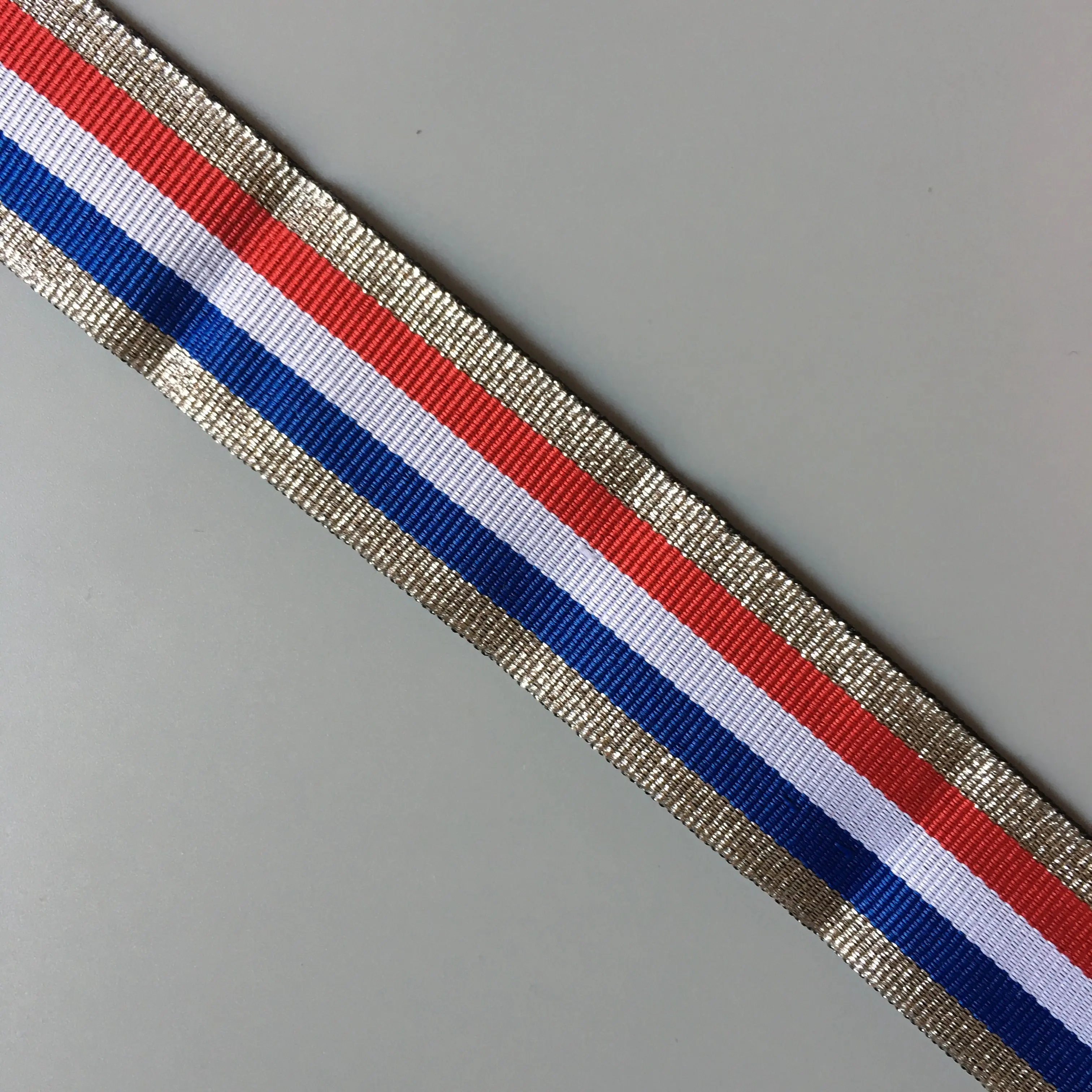 Französisch flagge metallic band mit streifen von silber weiß blau rot
