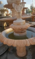 Sculpture de jardin antique en pierre de marbre de calcaire naturel, fontaine d'eau de style Renaissance, statue de garçon qui fait pipi, élégante