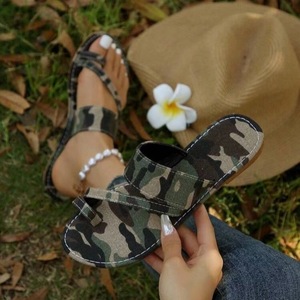 Sandalias planas de lona para mujer, con diseño de camuflaje, con anillo para el dedo, punta abierta, para la playa y uso diario. - Product Image 2