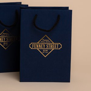 Sacs cadeaux en papier kraft noir de luxe avec logo personnalisé, sacs de shopping pour chaussures et vêtements pour utilisation en magasin de détail - Product Image 2