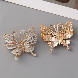 2025 nueva moda aleación Rosa chapado en oro mariposa diamantes de imitación diseño hueco broche con Pin para mujeres elegantes - Product Image 4