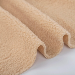 En Stock approvisionnement couleur unie 100% Polyester fausse fourrure agneaux laine tissé polaire tissu pour manteau couverture - Product Image 5