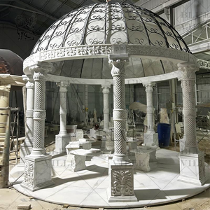 Pavillon de jardin extérieur de luxe en marbre et pierre, style colonne romaine européenne, avec dôme en fer ajouré noir, pour projets hôteliers et de complexes de villégiature - Product Image 5