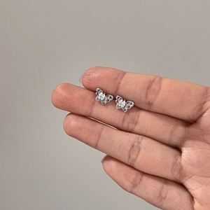 Boucles d'oreilles clous papillon Dylam Dainty High Jewel en argent sterling 925 plaqué or 22 carats avec zircone 5A pour femmes - Product Image 2