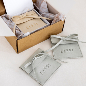 Bolsa de Joyería de Microfibra con Solapa y Cierre de Cordón, Color Gris, Azul, Beige, con Logotipo Personalizado, Embalaje en Caja para Pulseras - Product Image 1