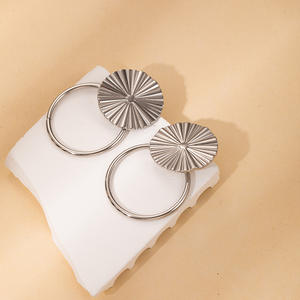 Pendientes Largos de Acero Inoxidable de Moda Vintage, Sin Deslustre, Chapados en Oro de 18K PVD, Pendientes de Disco Texturizados para Mujer - Product Image 5