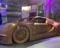 Voiture de course carrée de centre commercial moderne Statue de véhicule de sport Peinture en bois Grand fabricant de sculptures artisanales en métal