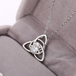 Collana con ciondolo a forma di cuore per donna, catena a clavicola con cuore in mano, gioielli alla moda - Product Image 3