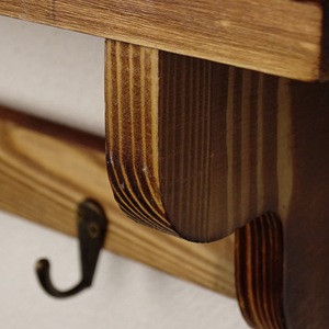 Estante de almacenamiento de madera para montar en la pared con ganchos para guardar llaves y abrigos en la entrada, forma rectangular, color carbón. - Product Image 4