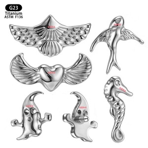 Clous d'oreille en titane G23 F136 en forme d'ailes, bijoux de piercing unisexe - Product Image 1