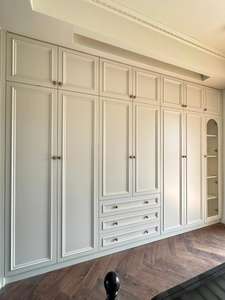 Armario de Estilo Rústico Francés al por Mayor con Incrustaciones de Ratán y Tiradores de Latón - Product Image 2