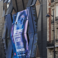 Écran LED flexible transparent P55, résistant à l'eau, affichage couleur pleine, façade multimédia pour la publicité architecturale en extérieur