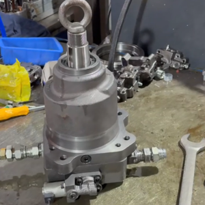 708-1S-00910 708-1S-00951 Moteur de refroidissement hydraulique pour bulldozer, pièces de rechange hydrauliques - Product Image 1