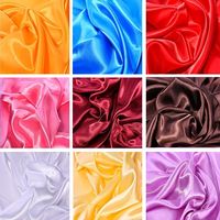 Tissu en satin de soie en polyester brillant au toucher doux pour robe de pyjama, vente en gros d'usine
