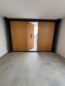 <span class=keywords><strong>Porte</strong></span> de <span class=keywords><strong>garage</strong></span> à enroulement <span class=keywords><strong>motorisée</strong></span> monobloc avec grille encastrée, design de façade intégré et style auvent - Product Image 3