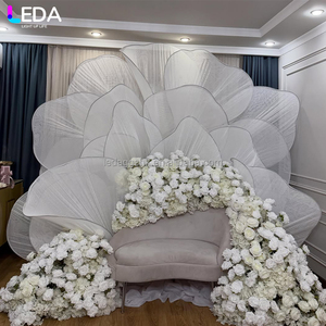 Decoración para Bodas y Eventos LEDA, Cortina Metálica Blanca con Forma de Flor para Fondo - Product Image 4