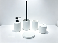 Ensemble d'accessoires de salle de bain 5 pièces en résine blanche côtelée moderne : distributeur de savon, porte-brosse WC, gobelet, pot à cotons-tiges, porte-savon