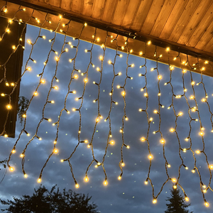 Luces de carámbanos blancas cálidas con efecto cascada, cable de PVC negro IP65 de 10 m, decoración navideña y de Halloween para exteriores, longitud personalizada - Product Image 1