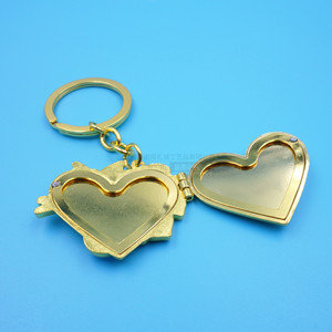 Porte-clés en métal personnalisé en forme de cœur de dessin animé avec design à rabat magnétique, en alliage de zinc doré, cadeau d'affaires, article promotionnel - Product Image 3