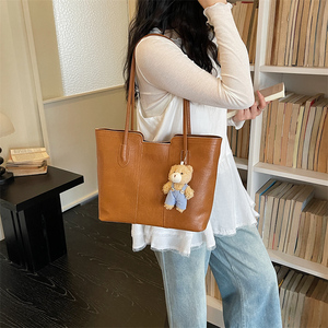 <span class=keywords><strong>Sac</strong></span> fourre-tout en cuir <span class=keywords><strong>souple</strong></span> avec pendentif ours mignon, <span class=keywords><strong>sac</strong></span> de shopping pour femmes pour le travail quotidien et les voyages - Product Image 6