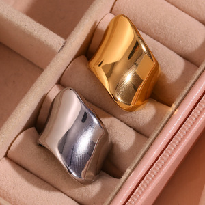 Un anillo geométrico liso exagerado irregular de acero inoxidable de 18 quilates con un sentido de Diseño Europeo Americano simple y elegante - Product Image 5