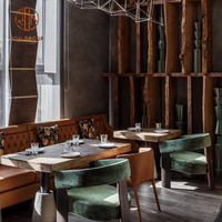 Ensemble de meubles de salle à manger de luxe pour restaurant table carrée en bois avec chaises de café en velours vert foncé pour café