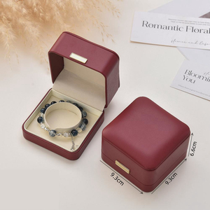 Caja de Joyería Rectangular Roja de Lujo en Cuero PU Ecológico con Forro de Terciopelo para Almacenamiento y Exhibición de Collares y Anillos de Alta Gama - Product Image 3