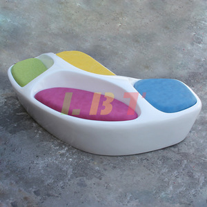 Sillón de Fibra de Vidrio Libit, Banco Tapizado de Cuatro Plazas, Hecho a Medida para Centros Comerciales y Exposiciones - Product Image 4