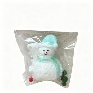Jouet à presser de Noël multicolore avec chapeau, écharpe et pompon décoratif en TPR souple, jouet anti-stress de Noël - Product Image 4