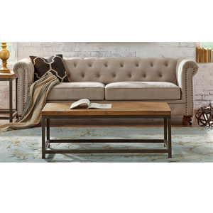 أريكة تشيسترفيلد بيج مبطنة بذراعين ملفوفين وتنجيد كتان عميق الأزرار وأرجل خشبية صلبة لأثاث الفنادق والمطاعم والصالات - Product Image 1