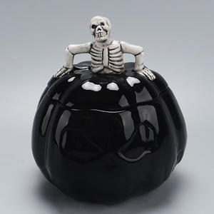 Soporte de Pastel de Cerámica con Calavera Gótica - Pedestal de Cabeza de Esqueleto 3D con Detalle de Araña, Decoración Artística para Postres de Halloween - Product Image 3