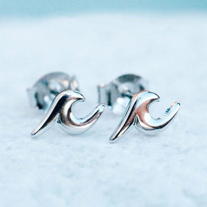 Orecchini a perno mini delfino per donna, accessori lisci e carini a forma di animale marino per l'uso quotidiano - Product Image 1