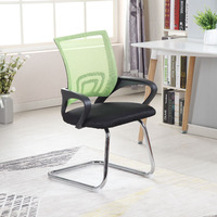 Chaise de bureau avec accoudoirs, structure métallique, pieds chromés, design ergonomique, dossier en maille respirante, dossier ouvert, chaise d'ordinateur moderne et simple
