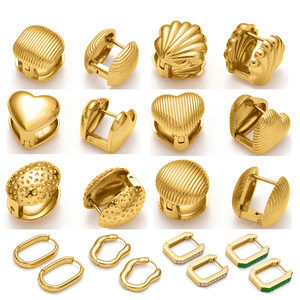 Pendientes de aro dorados de acero inoxidable 316L con rayas, resistentes al deslustre, chapados en oro de 18k, con diseño de clip y tachuelas cuadradas acanaladas. - Product Image 1