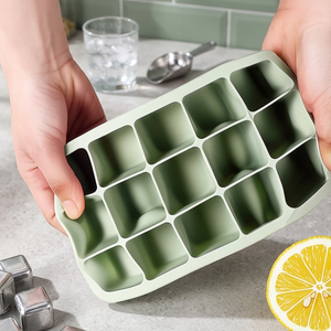 Bandeja de silicona para cubitos de hielo con tapa, molde de 15/24 rejillas de grado alimenticio de fácil desmolde para whisky, cócteles, café y preparación en la cocina - Product Image 4