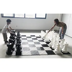 Открытый стол для игры в шахматы