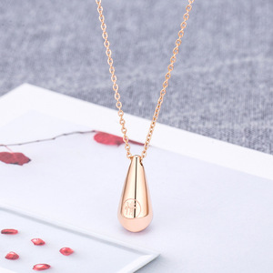 จี้รูปหยดน้ำเคลือบทองคำ 18K สีโรสโกลด์ ดีไซน์สร้างสรรค์จากไทเทเนียมสตีล พร้อมตัวอักษรแทนความรัก สำหรับเป็นของขวัญวันวาเลนไทน์ สร้อยคอสำหรับทุกเพศ - Product Image 3