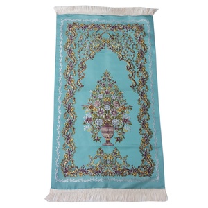 Alfombra de oración musulmana lavable de seda con diseño floral de alta calidad, adecuada para el hogar, viajes, picnics y camping. - Product Image 3