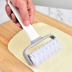 Rouleau à pâtisserie en plastique, coupe-pâte manuel à roue à aiguilles, outil de pâtisserie pour biscuits et pizzas - Product Image 5