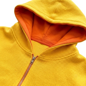 Sudadera con capucha y cremallera para hombre, estilo Y2K, de punto gofrado, corte holgado y corto, en amarillo y naranja de contraste, personalizada OEM, de alto gramaje, para streetwear. - Product Image 3